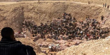FILE PHOTO: Artisanal miners working at the Shabara mine near Kolwezi, Democratic Republic of the Congo. Congo's mines minister has removed the head of the agency that oversees artisanal mining.