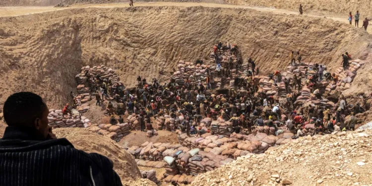 FILE PHOTO: Artisanal miners working at the Shabara mine near Kolwezi, Democratic Republic of the Congo. Congo's mines minister has removed the head of the agency that oversees artisanal mining.