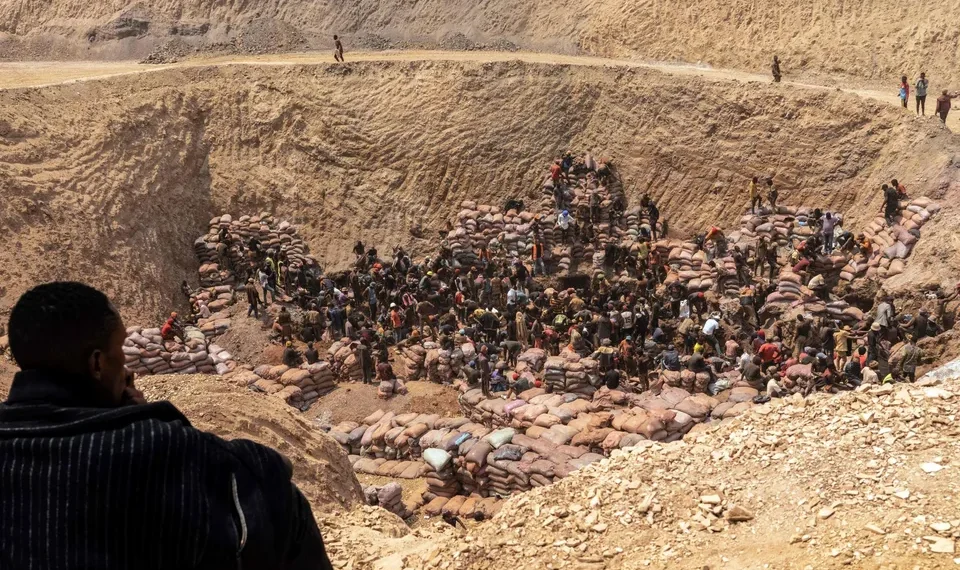 FILE PHOTO: Artisanal miners working at the Shabara mine near Kolwezi, Democratic Republic of the Congo. Congo's mines minister has removed the head of the agency that oversees artisanal mining.